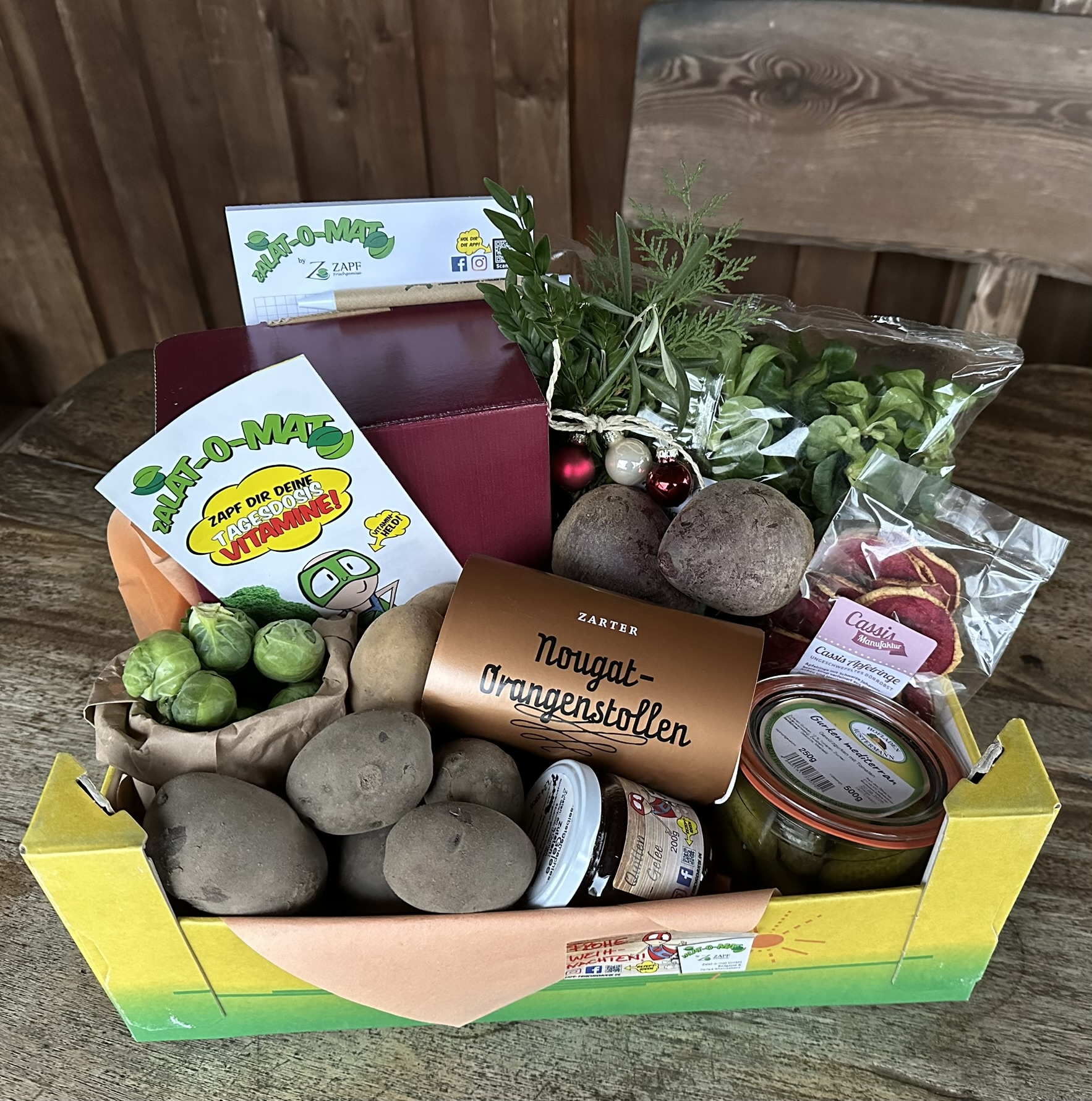 Geschenkkorb (Rote Bete-Apfelsaft, 300g Feldsalat, Marmelade, Stollen, Cassis-Sirup, Brotaufstrich, Rosenkohl, Kartoffeln & Rote Bete) - 32,00€